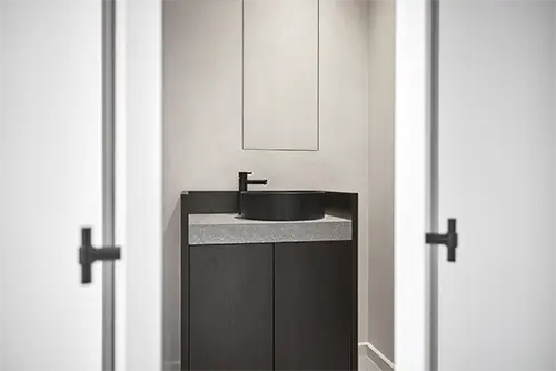 detail-integrated-bathroom-by-peter-louies-sc.webp