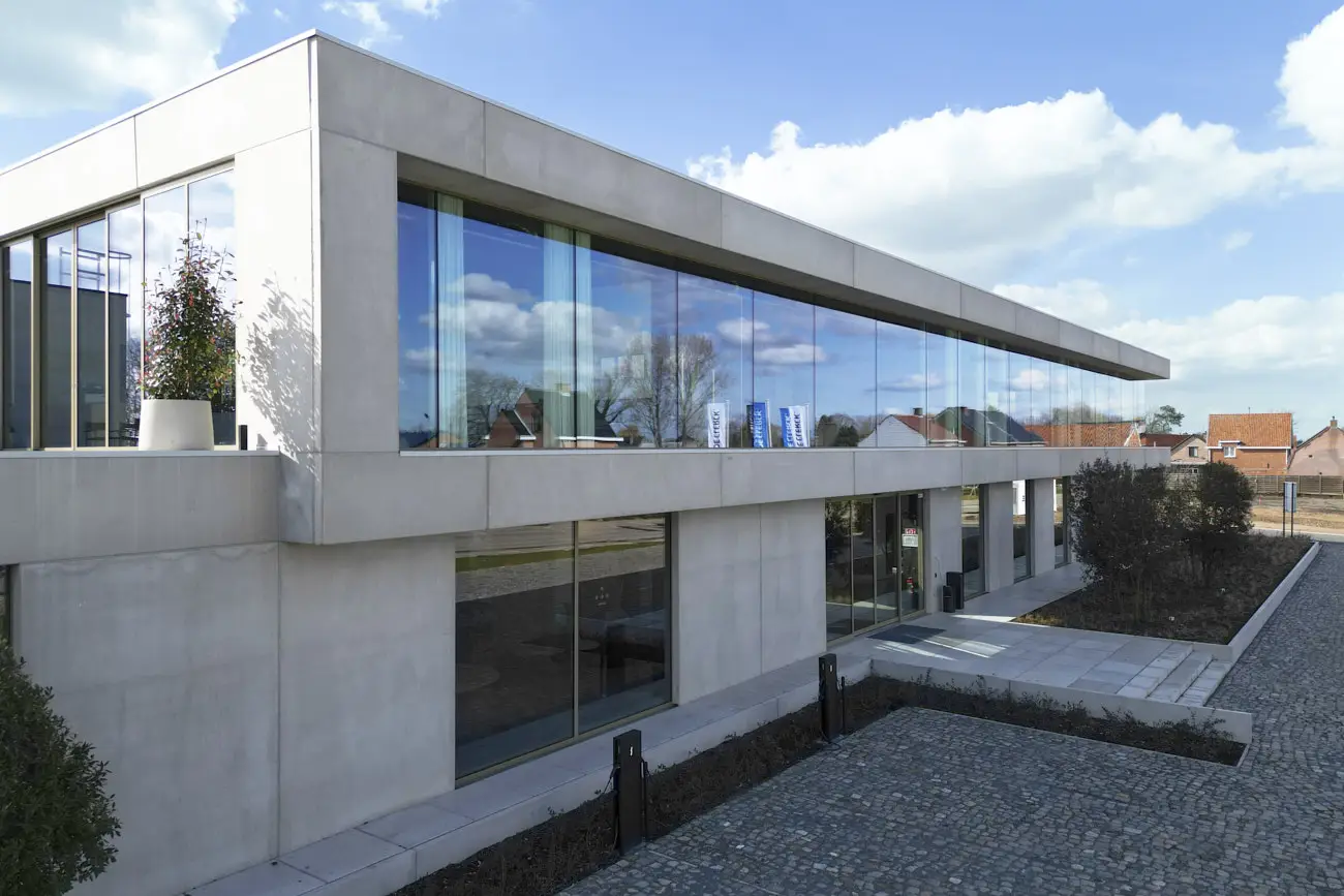 Hedendaags bedrijfsgebouw ontworpen door WE Architects met U-vorm in beton